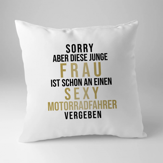 Sorry, aber diese junge Frau ist schon an einen sexy Motorradfahrer vergeben