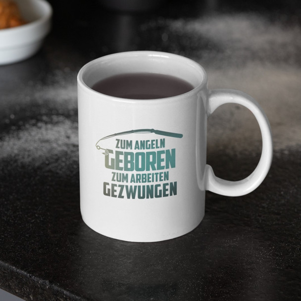 Zum Angeln geboren zum Arbeiten gezwungen - Keramikbecher mit Aufdruck