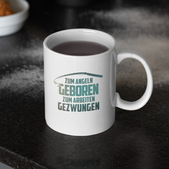 Zum Angeln geboren zum Arbeiten gezwungen - Keramikbecher mit Aufdruck
