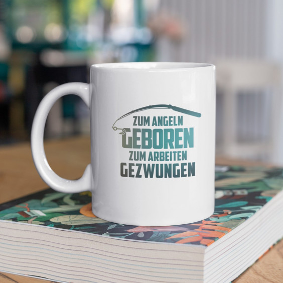 Zum Angeln geboren zum Arbeiten gezwungen - Keramikbecher mit Aufdruck