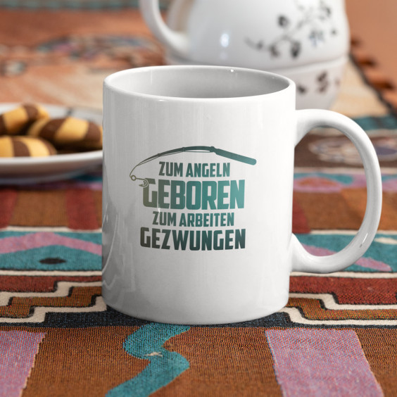 Zum Angeln geboren zum Arbeiten gezwungen - Keramikbecher mit Aufdruck