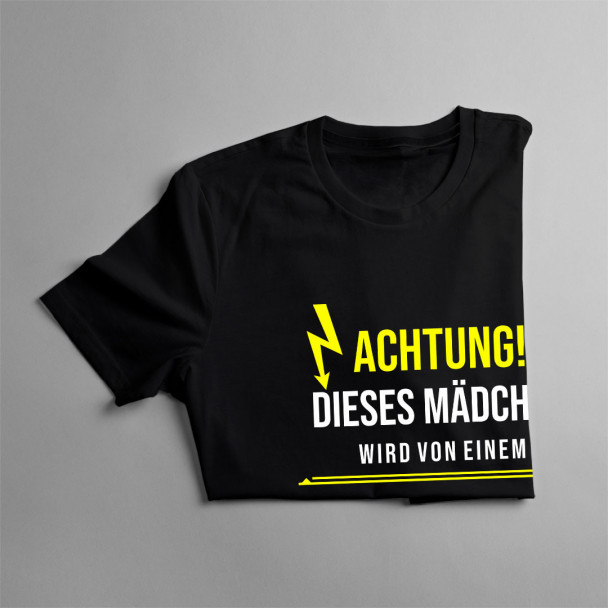 Achtung! Dieses Mädchen wird von einem fürsorglichen Elektriker beschützt - Damen t-shirt mit Aufdruck Achtung! Dieses Mädchen wird von einem fürsorglichen Elektriker beschützt - Damen t-shirt mit Aufdruck